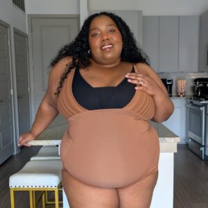 Glättender Bodysuit mit offenem Dekolleté - Opulent