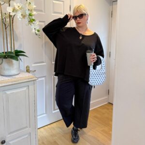 Langarmshirt aus Bio-Baumwolle mit U-Ausschnitt – Schwarz